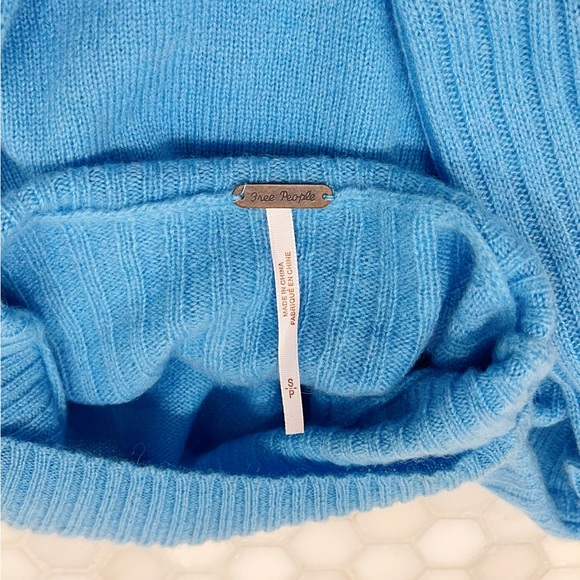 Free People So low cashmere sweater in blue - Picture 2 of 3
